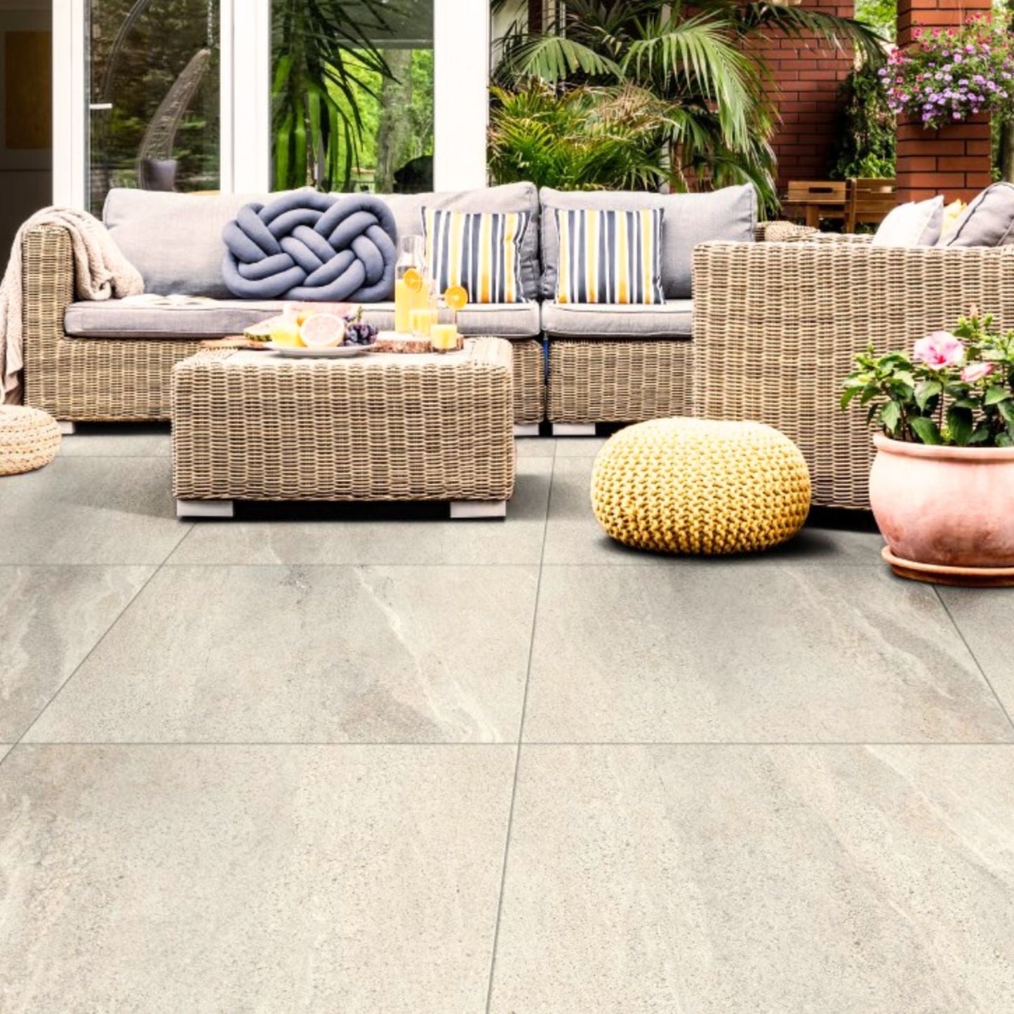 Cerámica tipo piedra 60x60 Petros Beige Out - ambiente instalado